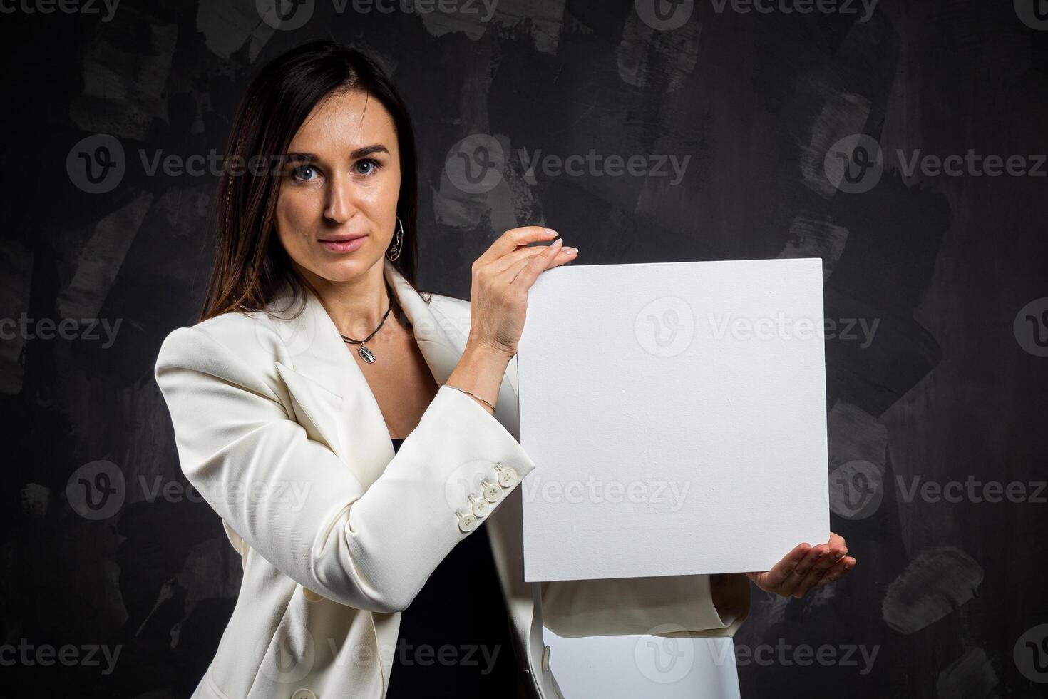 een bedrijf vrouw houdt een leeg teken in voorkant van de camera. foto
