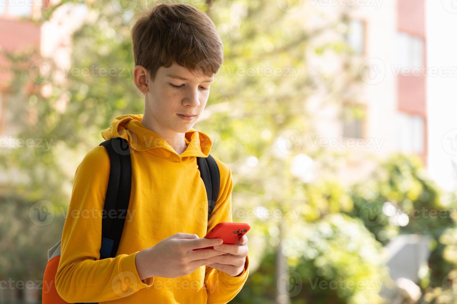 portret van tiener jongen gebruik makend van smartphone. bloggen, surfen, video telefoongesprek. generatie z, mobiel generatie. laag hoek visie, kopiëren ruimte. foto