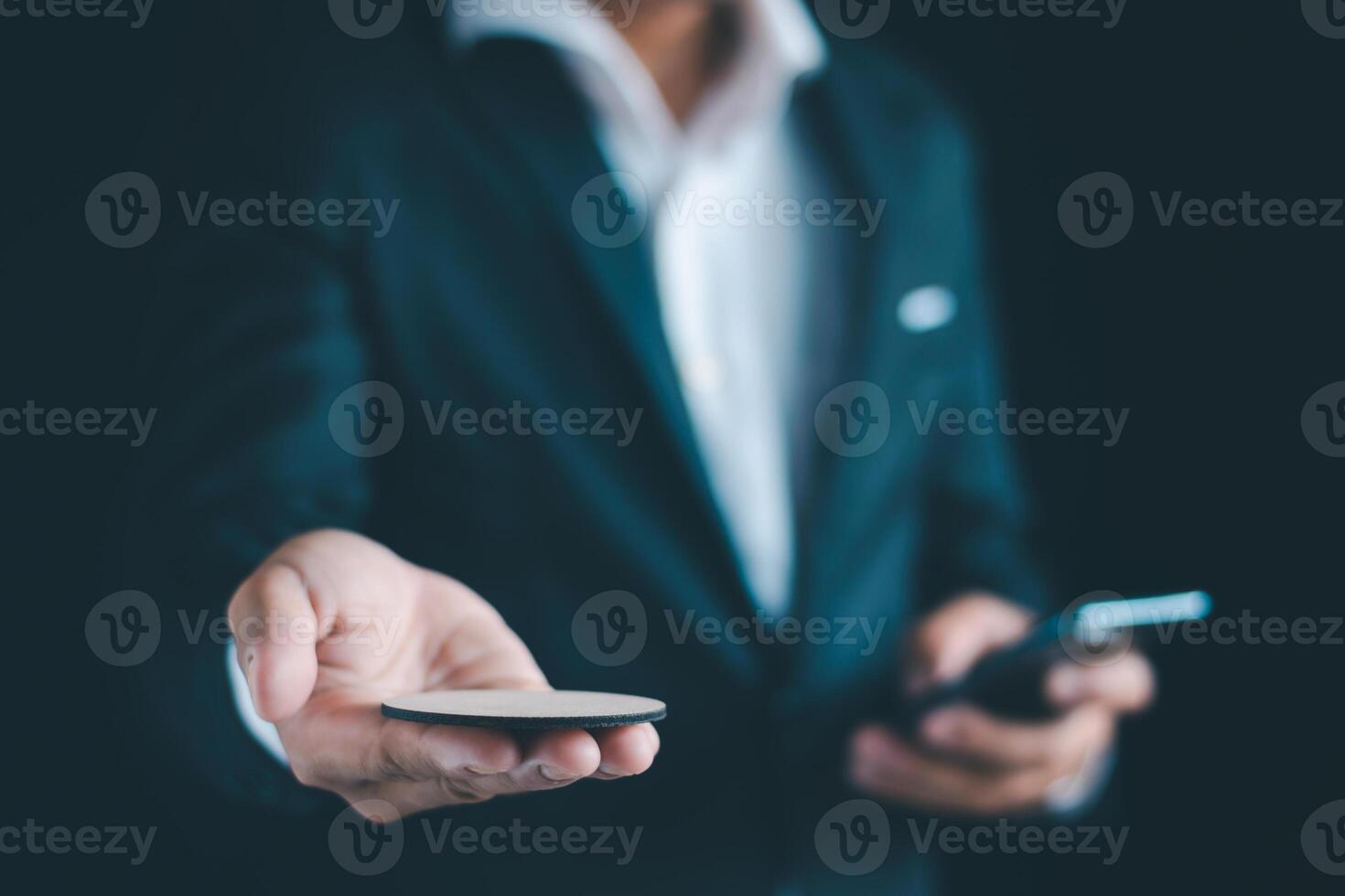 zakenman handen werken gebruik makend van een mobiel telefoon foto