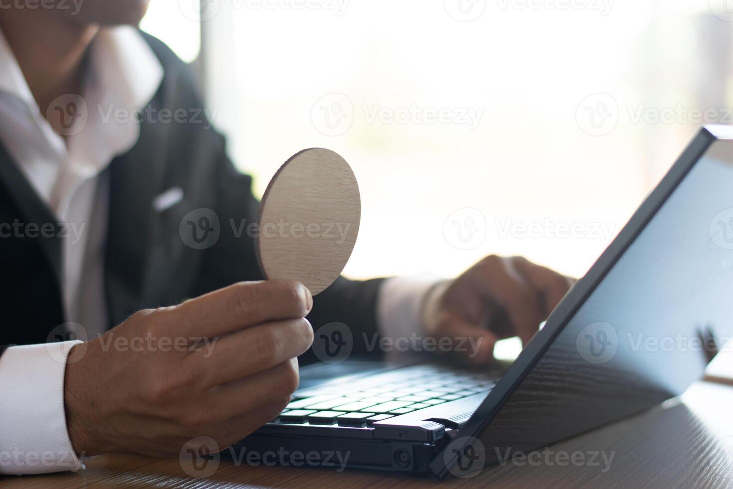 zakenman werken met notitieboekje computer in kantoor bureau foto