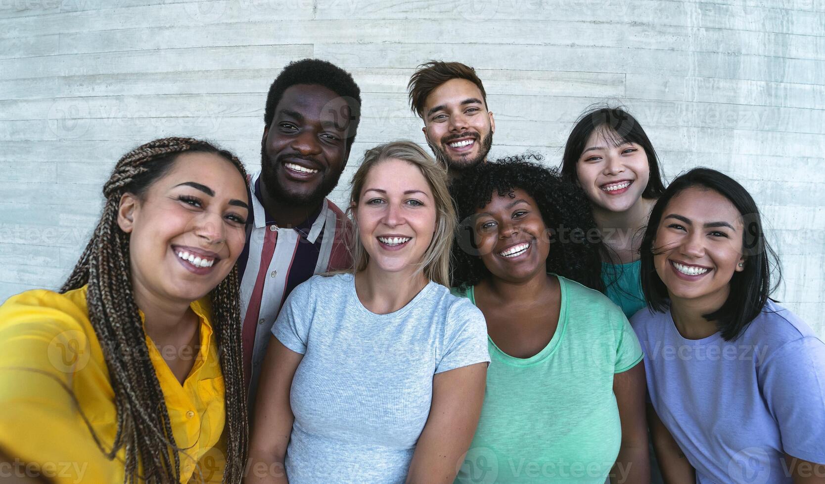 groep multiraciaal vrienden hebben pret buitenshuis - gelukkig gemengd ras mensen nemen selfie samen - jeugd millennial generatie en multi etnisch tieners levensstijl concept foto