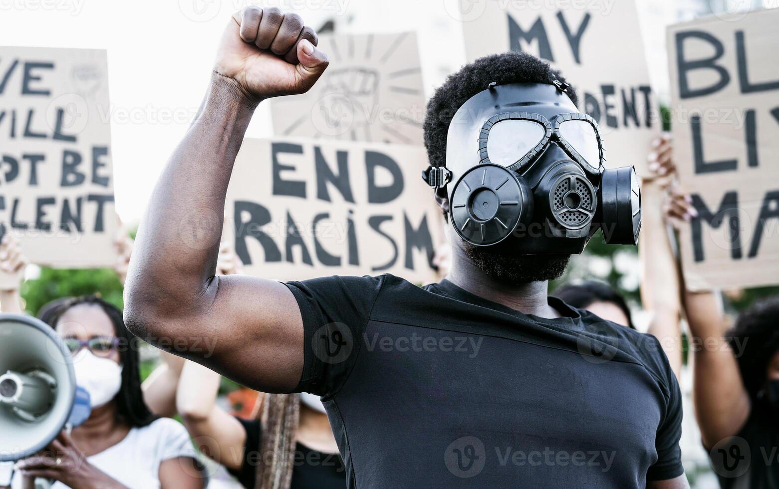 activist vervelend gas- masker protesteren tegen racisme en vechten voor gelijkheid - zwart leeft er toe doen demonstratie Aan straat voor gerechtigheid en Gelijk rechten - blm Internationale beweging concept foto