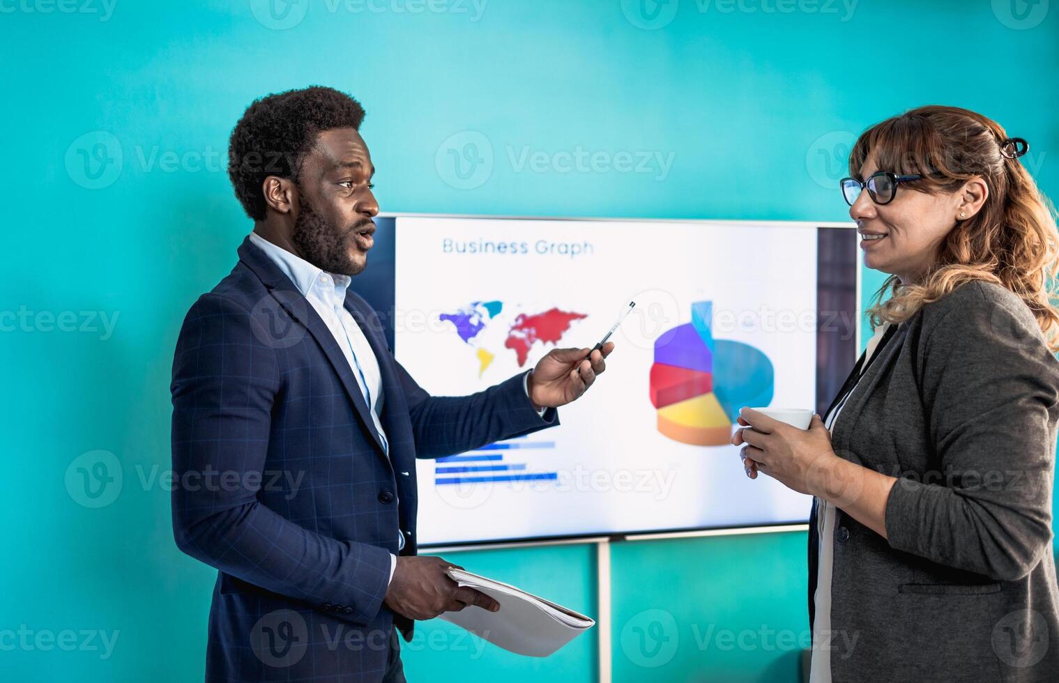 multiraciaal mensen presenteren bedrijf analytics rapporten in modern kantoor - ondernemerschap concept foto