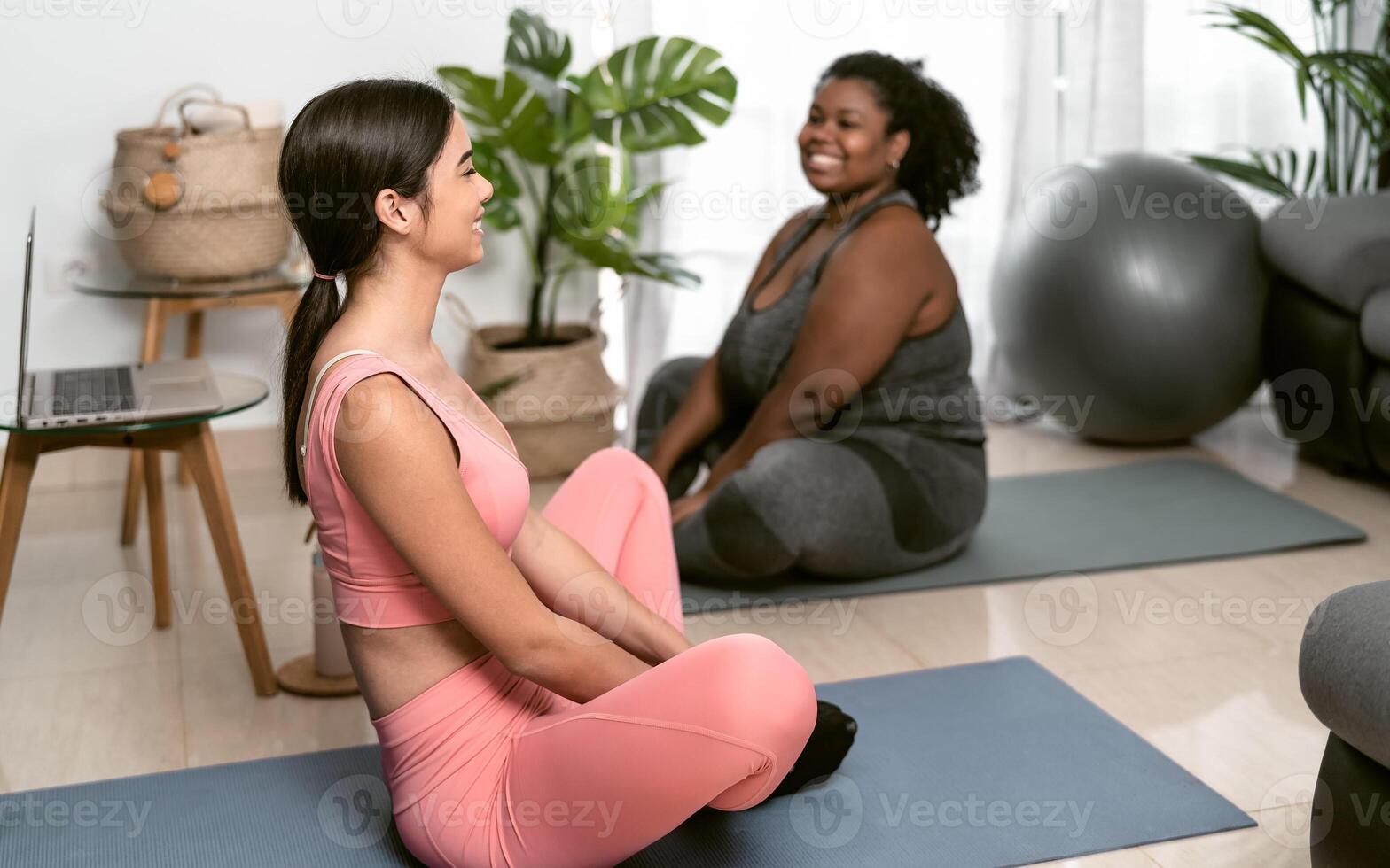 jong Latijns Dames aan het doen yoga en pilates opdrachten Bij huis - sport welzijn levensstijl concept foto