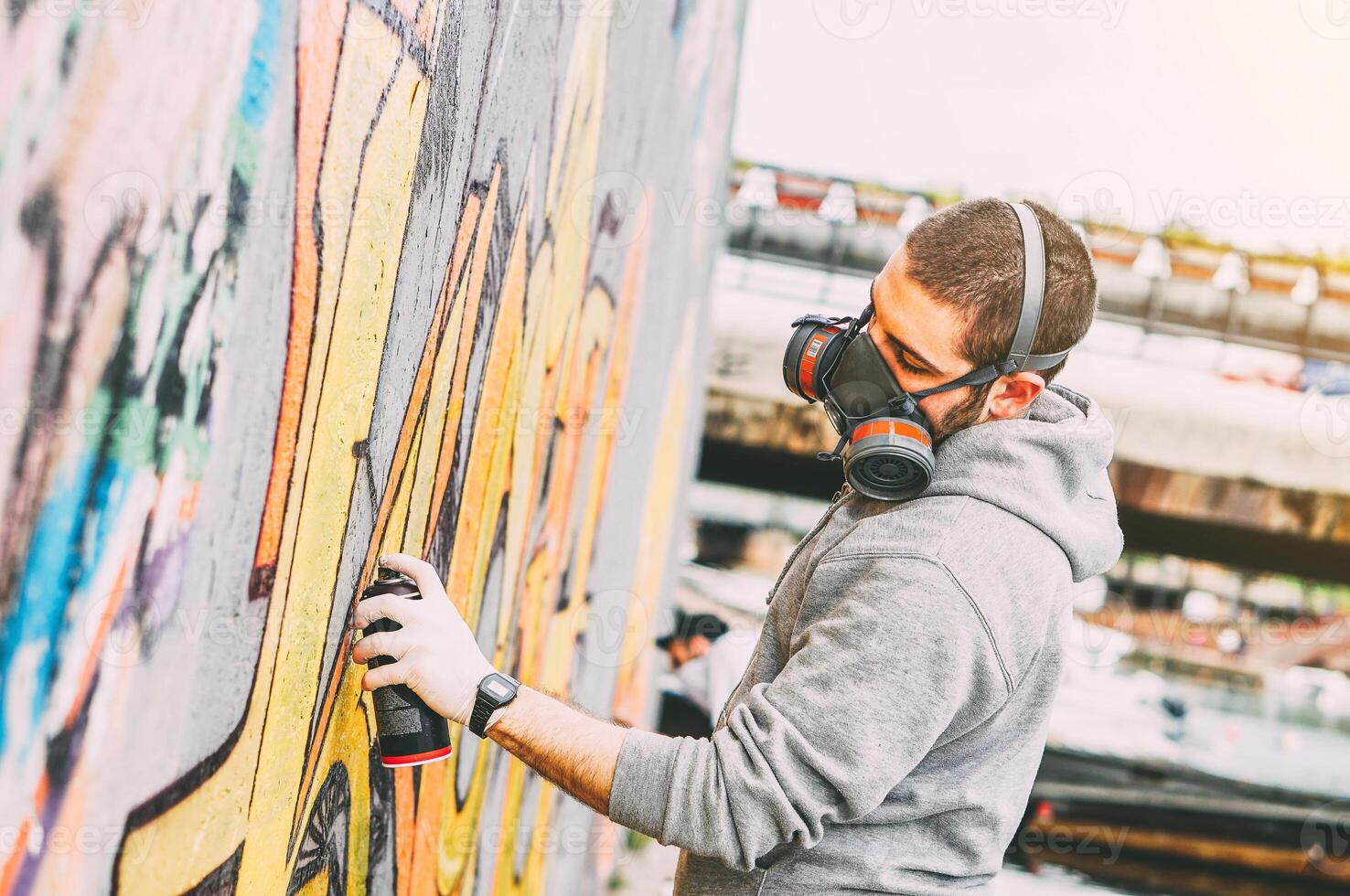 straat artiest schilderij kleurrijk graffiti Aan een muur onder de brug - stedelijk Mens het uitvoeren van met muurschilderingen - concept van modern kunst - focus Aan zijn hand- foto