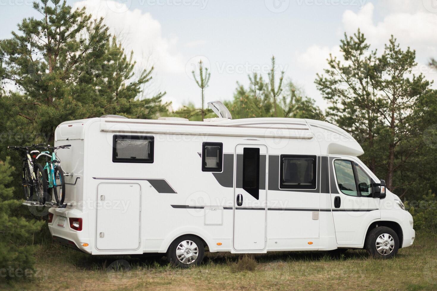 een vakantie reis in een camper, een rust uit in een busje foto