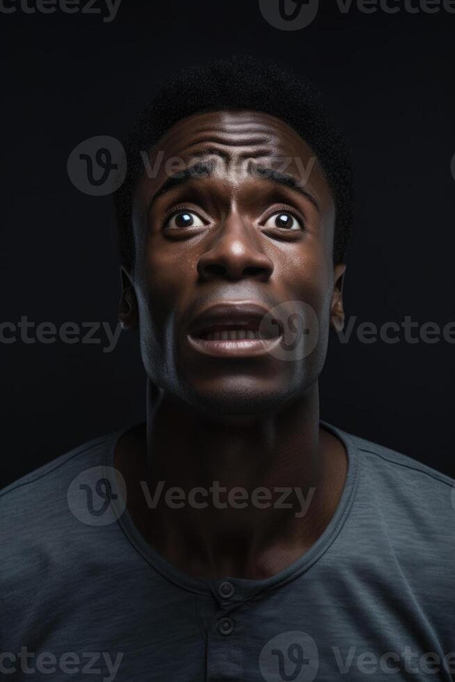 ai gegenereerd portret van een echt Mens van de Afrikaanse ras Aan een zwart achtergrond foto