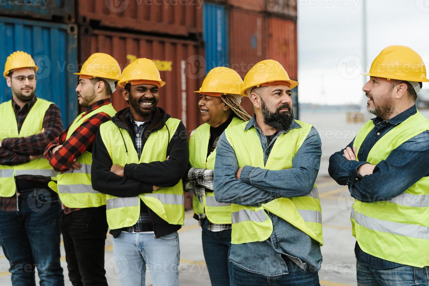 industrieel ingenieurs werken in logistiek terminal van houder lading foto