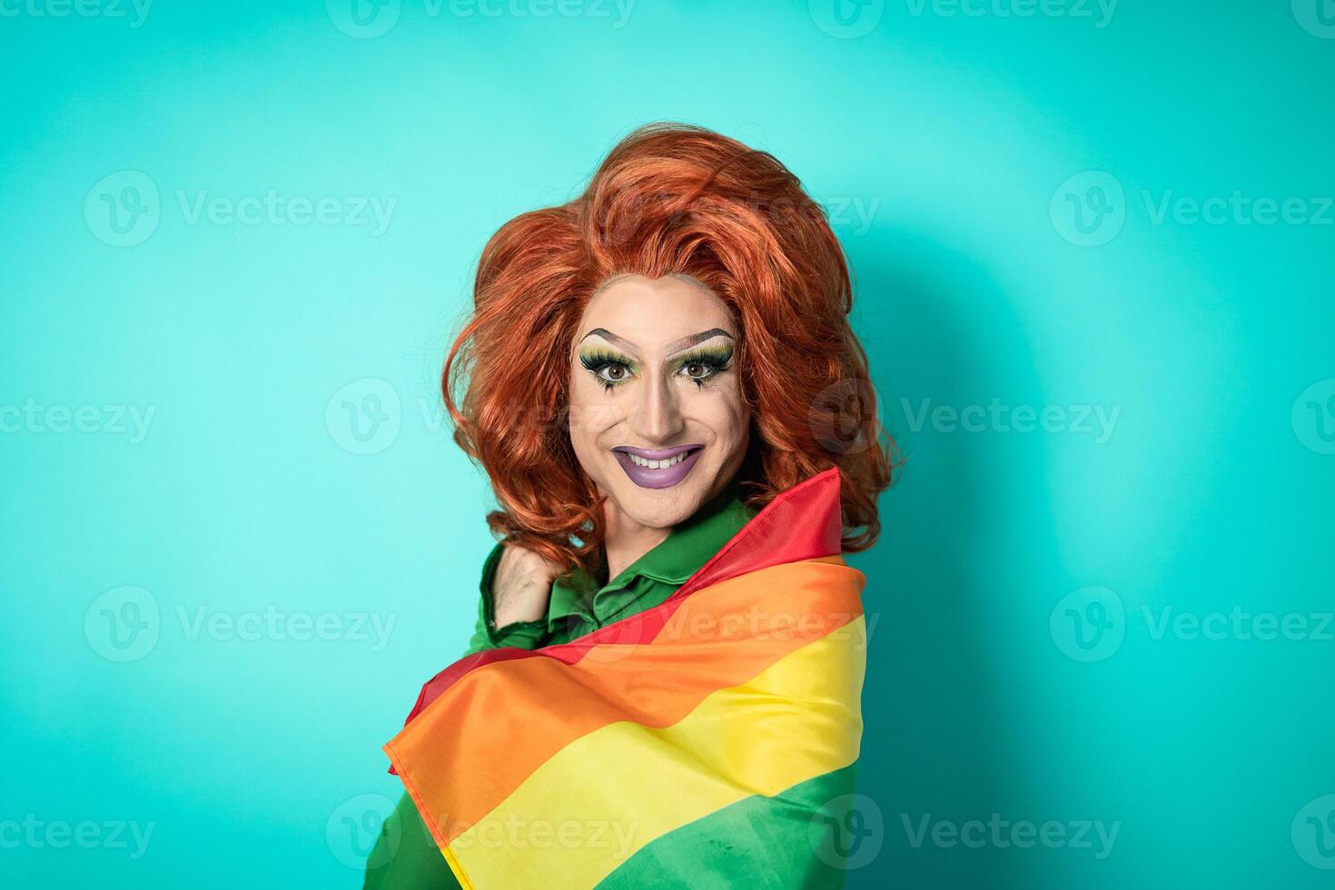 gelukkig slepen koningin vieren homo trots Holding regenboog vlag - lgbtq sociaal beweging concept foto