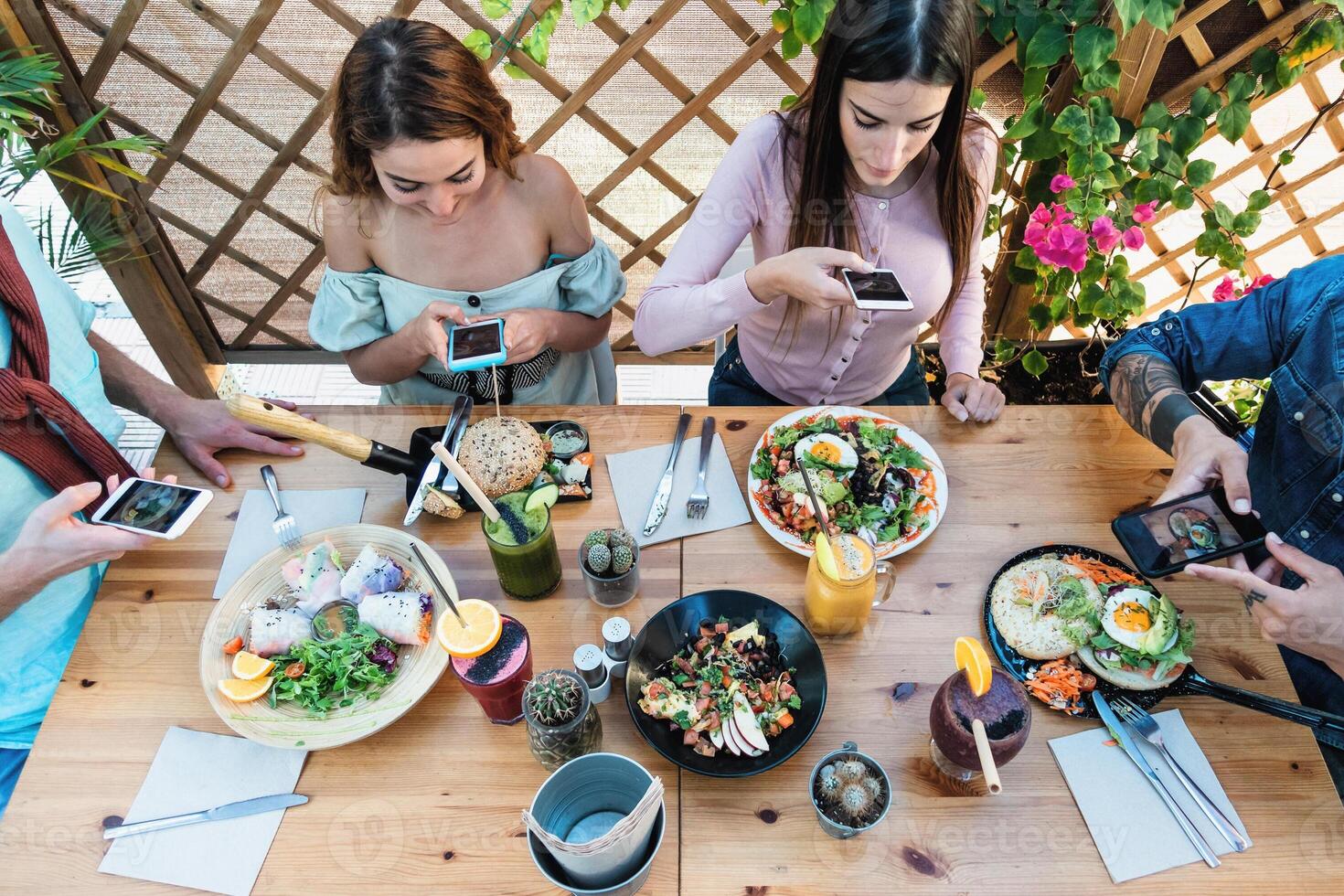 jong mensen nemen voedsel afbeeldingen met mobiel smartphone naar delen Aan sociaal media terwijl hebben gezond maaltijd in bar restaurant - jeugd generatie z en technologie concept foto