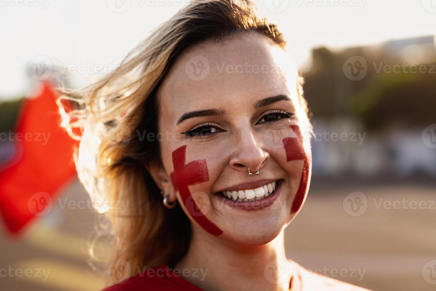 vrouw Amerikaans voetbal ventilator hebben pret ondersteunen haar favoriete team - sport vermaak concept foto