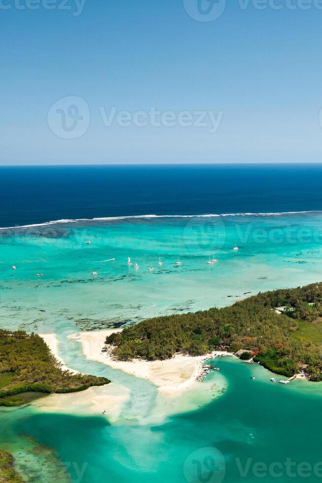 top visie van de lagune en koraal rif van Mauritius in de Indisch oceaan foto