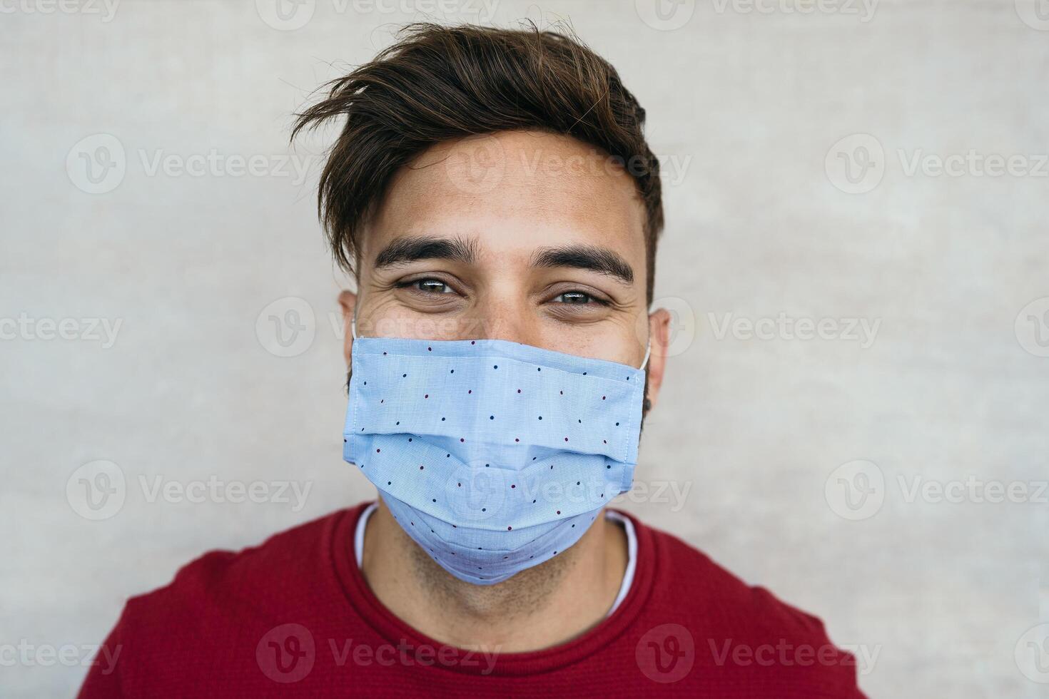 jong Mens vervelend gezicht masker portret - Latijns jongen gebruik makend van beschermend gezichtsmasker voor voorkomen verspreiding van corona virus - Gezondheid zorg en jeugd millennial mensen concept foto