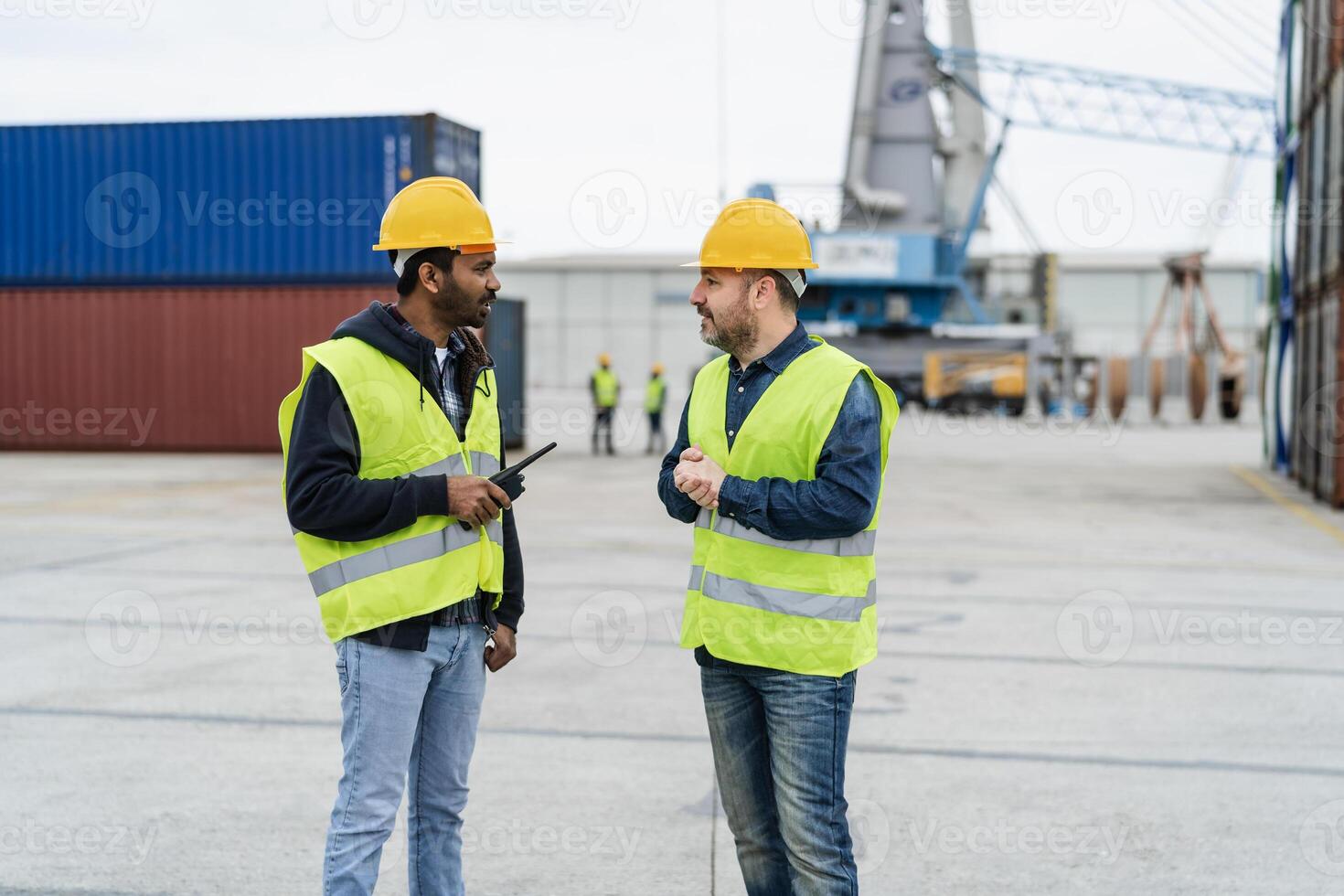 industrieel ingenieurs werken in logistiek terminal van houder lading foto