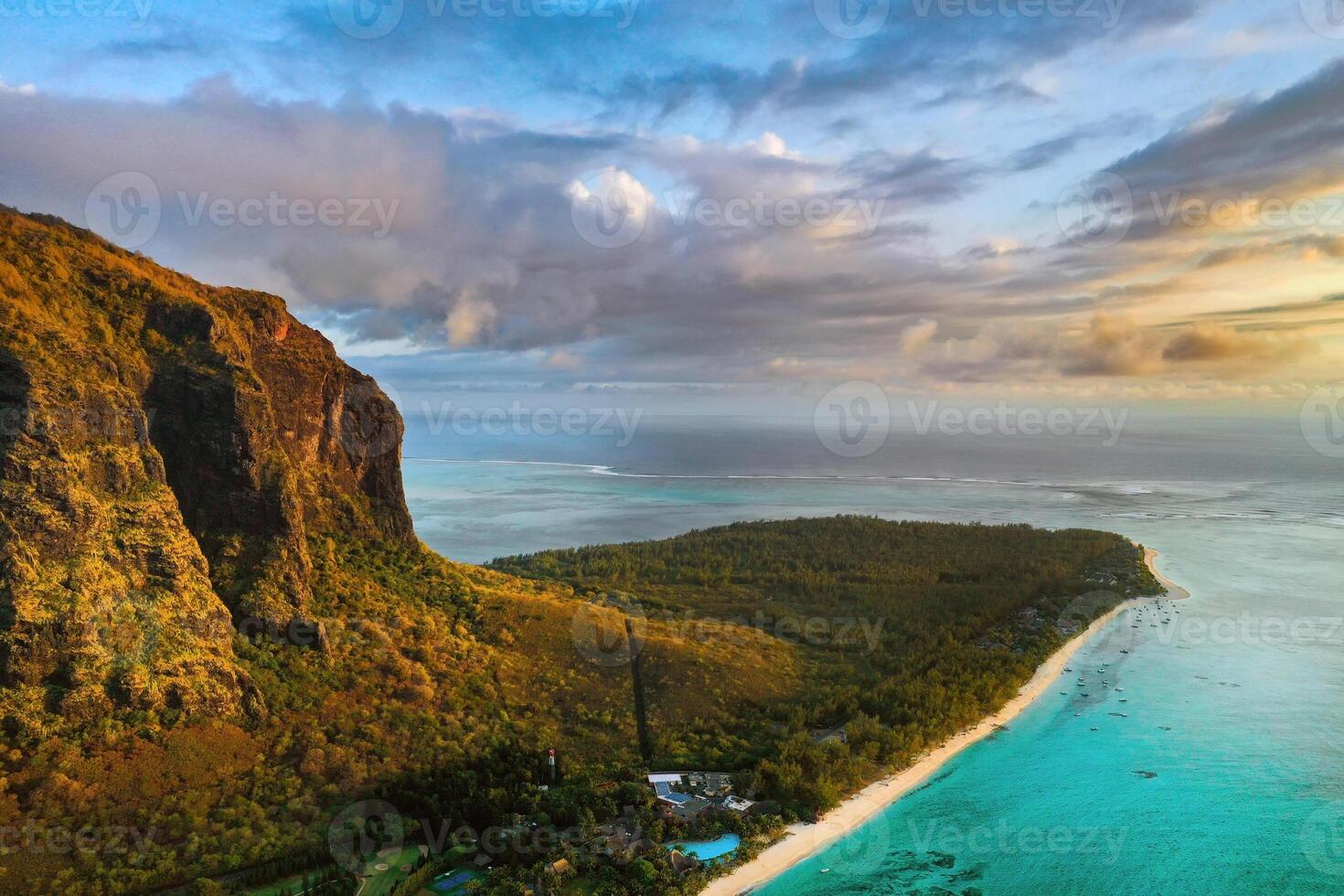 visie van de hoogte van de eiland van Mauritius in de Indisch oceaan en de strand van le morgen-brabant foto