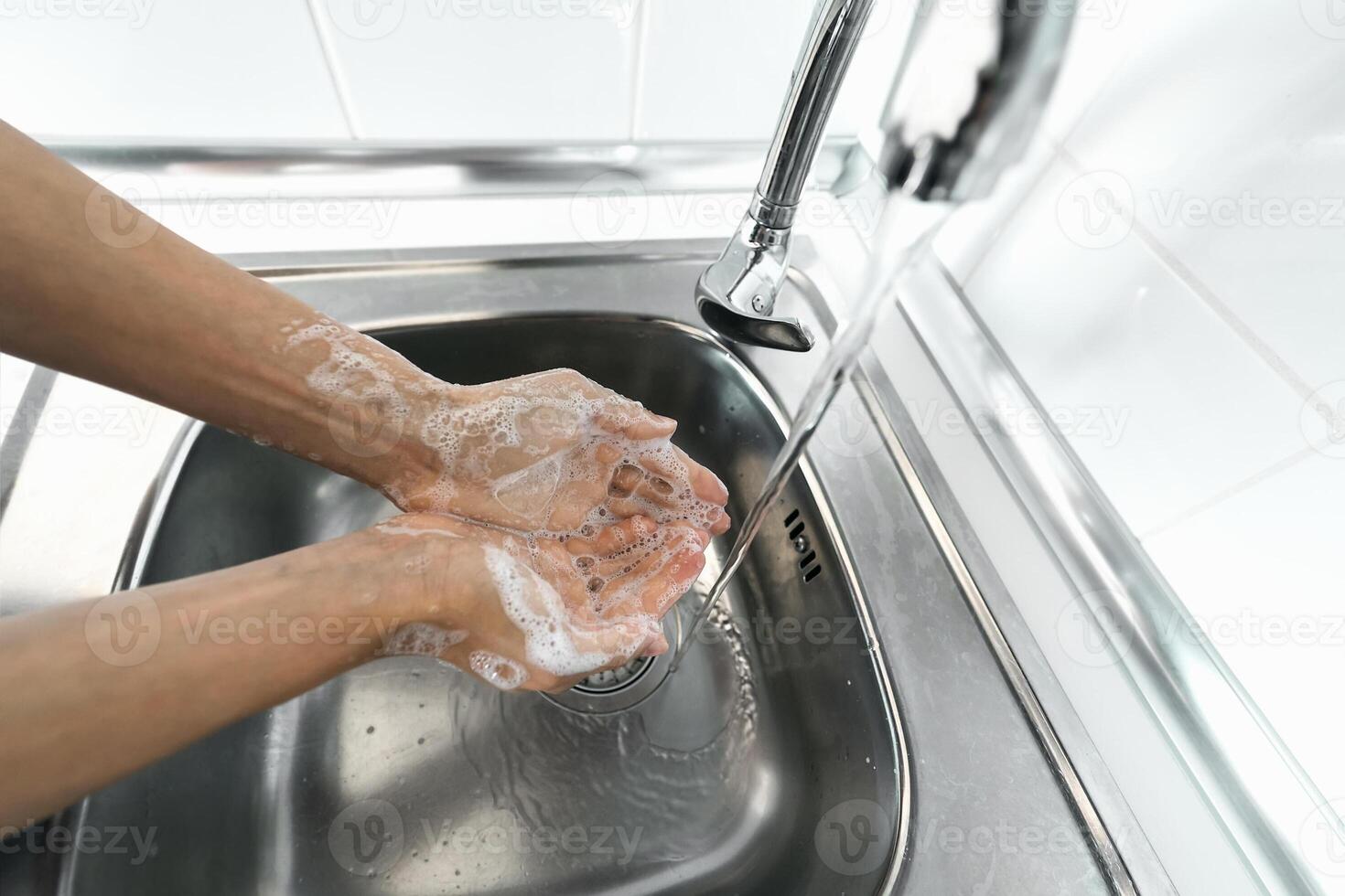 vrouw het wassen handen met vloeistof zeep voor voorkomen en hou op corona virus verspreiding. hygiëne en gezondheidszorg mensen concept foto