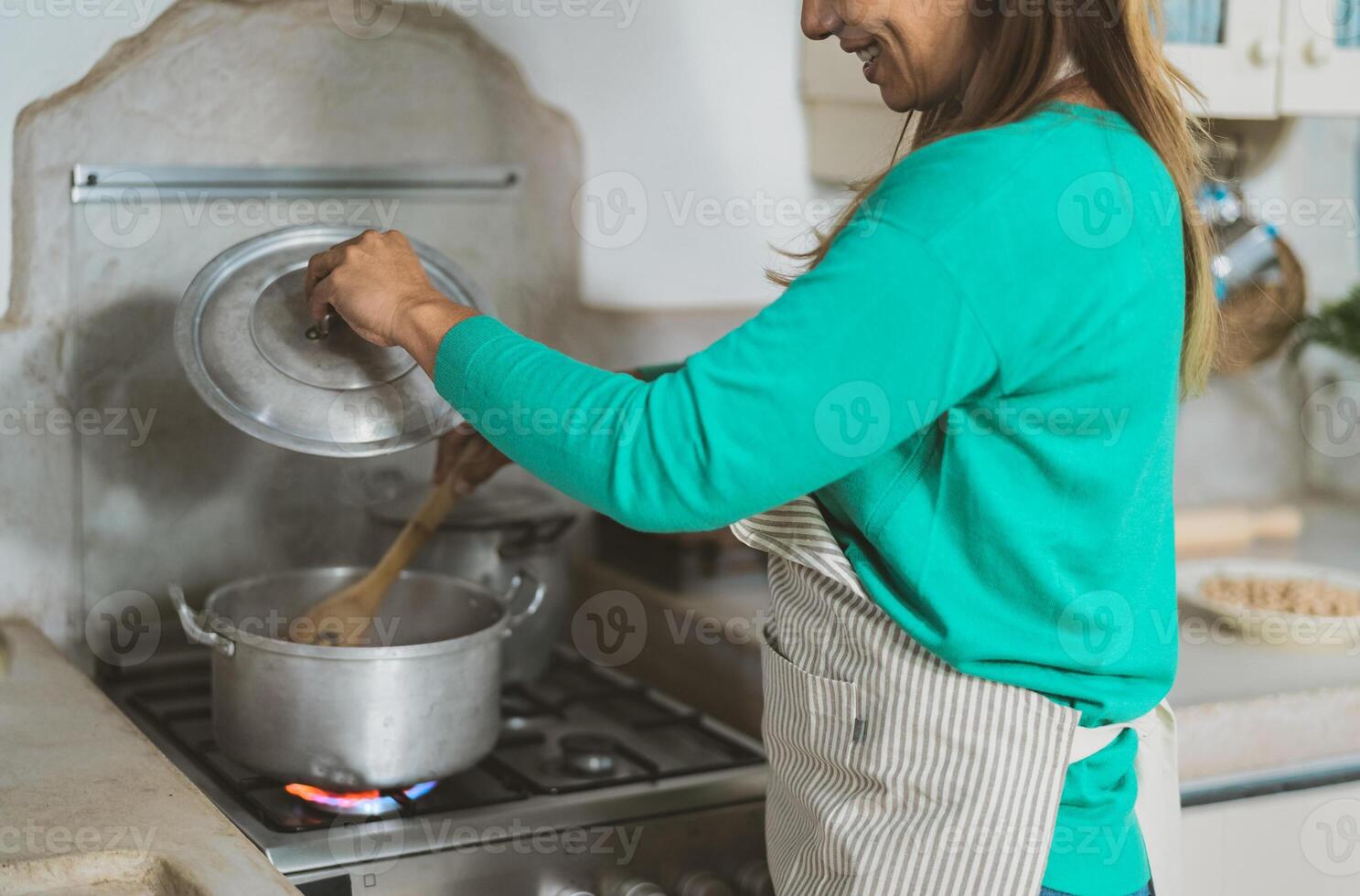 Latijns volwassen vrouw Koken in oud wijnoogst keuken - glimlachen moeder voorbereidingen treffen lancering Bij huis foto