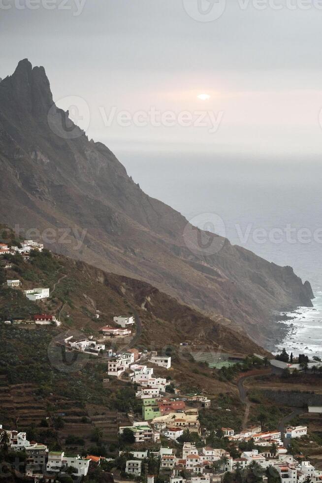 mooi visie van een klein stad- door de oceaan tenerife, kanarie eilanden, Spanje foto