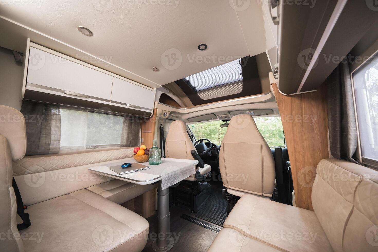 de interieur van een mobiel huis. salon binnen de camper foto