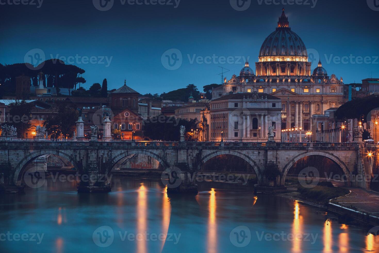 ver weg visie Aan de historisch Vaticaan stad foto