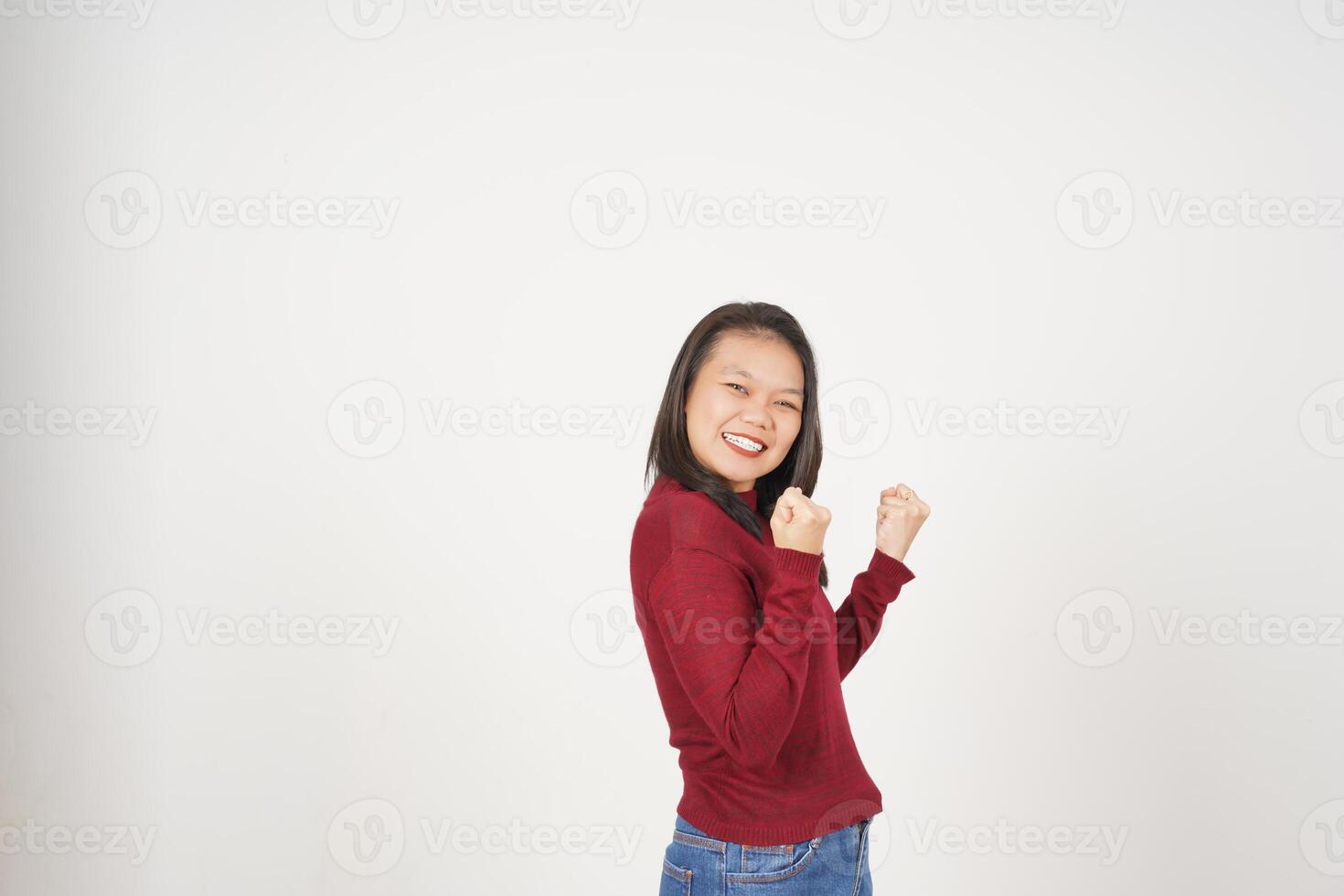 jong Aziatisch vrouw in rood t-shirt aan het doen Ja opgewonden of viering gebaar geïsoleerd Aan wit achtergrond foto