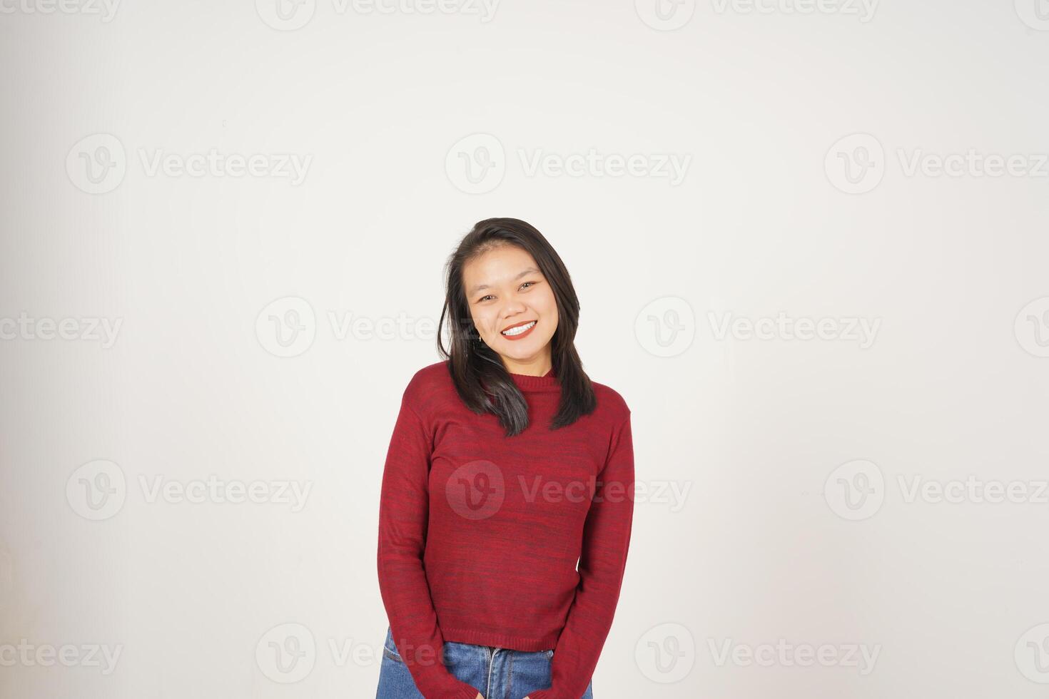 jong Aziatisch vrouw in rood t-shirt glimlachen en op zoek Bij camera geïsoleerd Aan wit achtergrond foto