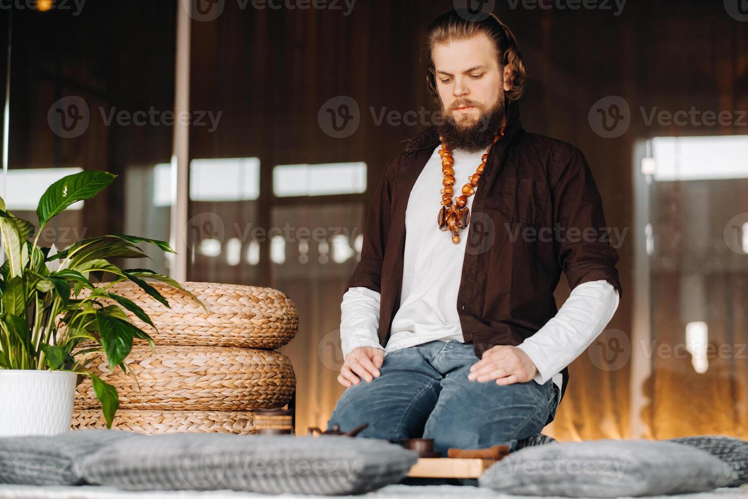 de thee meester is voorbereidingen treffen naar houden een thee ceremonie in de interieur foto