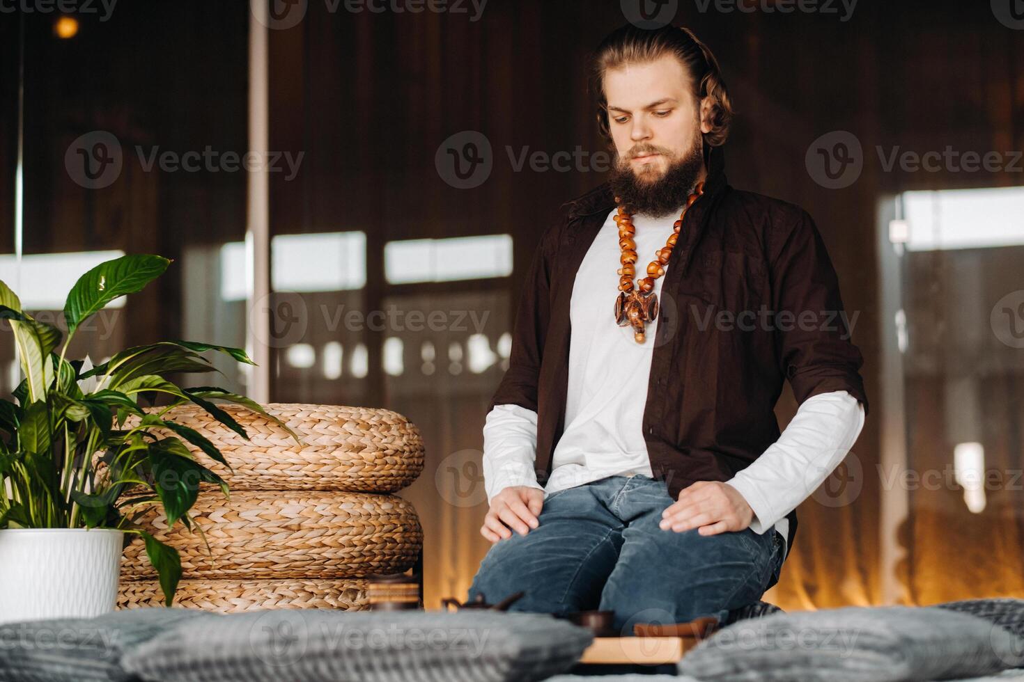 de thee meester is voorbereidingen treffen naar houden een thee ceremonie in de interieur foto