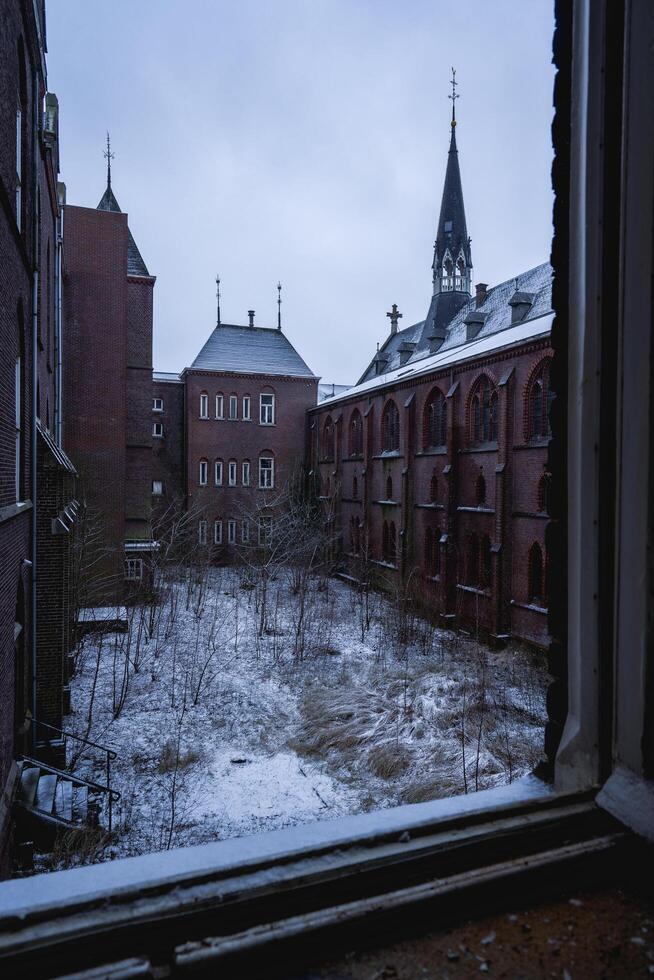 oud verlaten klooster ergens in limburg, de nederland. januari 13 2024. foto