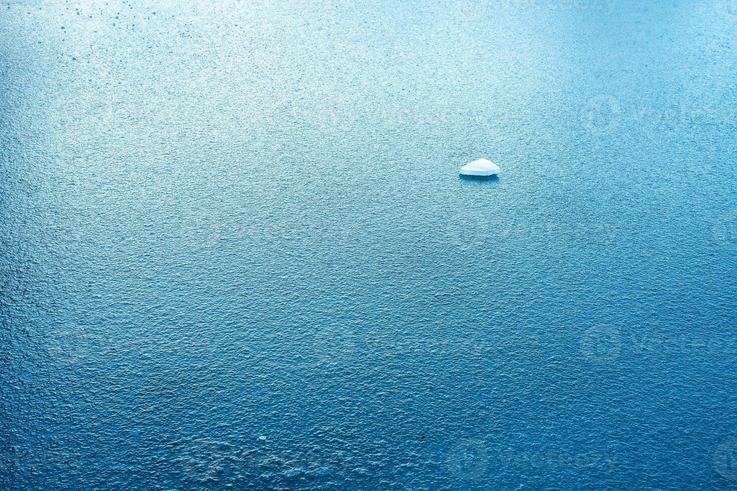 abstract foto van een stuk van ijs Aan een bevroren meer.