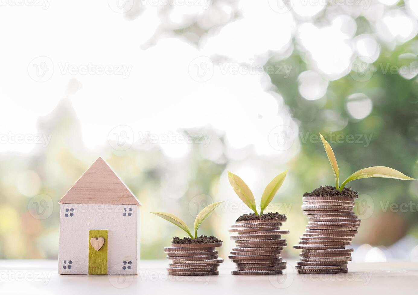 miniatuur huis en planten groeit omhoog Aan stack van munten. de concept van besparing geld voor huis, eigendom investering, huis hypotheek, echt landgoed. foto