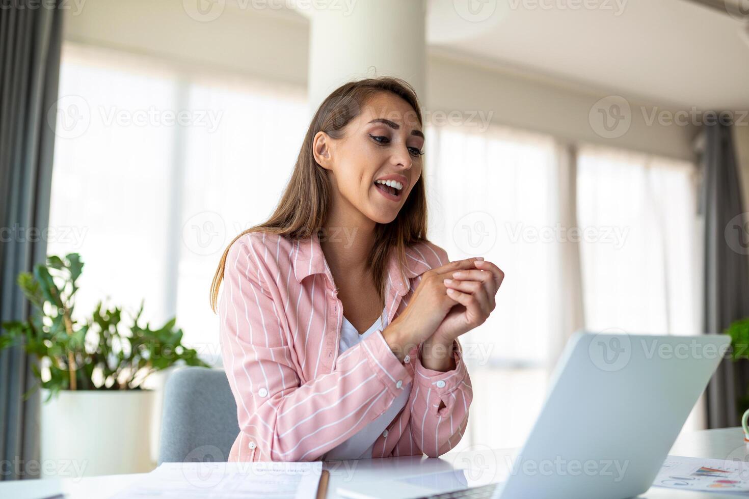 schot van een zakenvrouw Aan een video telefoontje terwijl zittend Bij haar bureau.bijgesneden schot van een aantrekkelijk jong vrouw gebruik makend van haar laptop naar maken een video telefoontje Bij huis foto