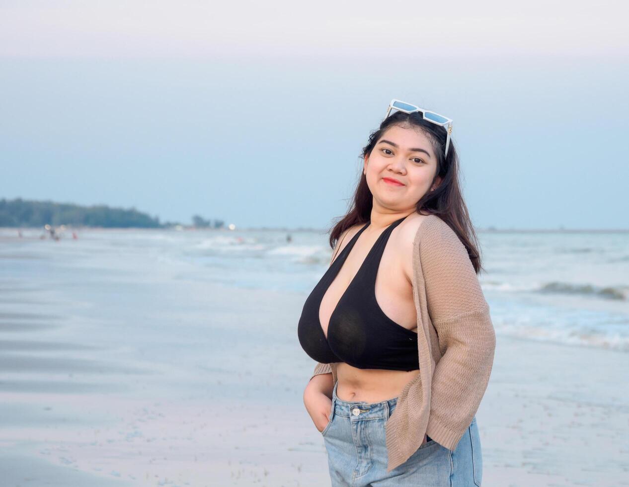 portret jong Aziatisch vrouw dik mollig schattig mooi glimlach gelukkig pret genieten kom tot rust bikini badmode lichaam sexy voorkant visie zee strand wit zand schoon blauwe lucht kalmte natuur oceaan Golf water reizen Aan vakantie foto