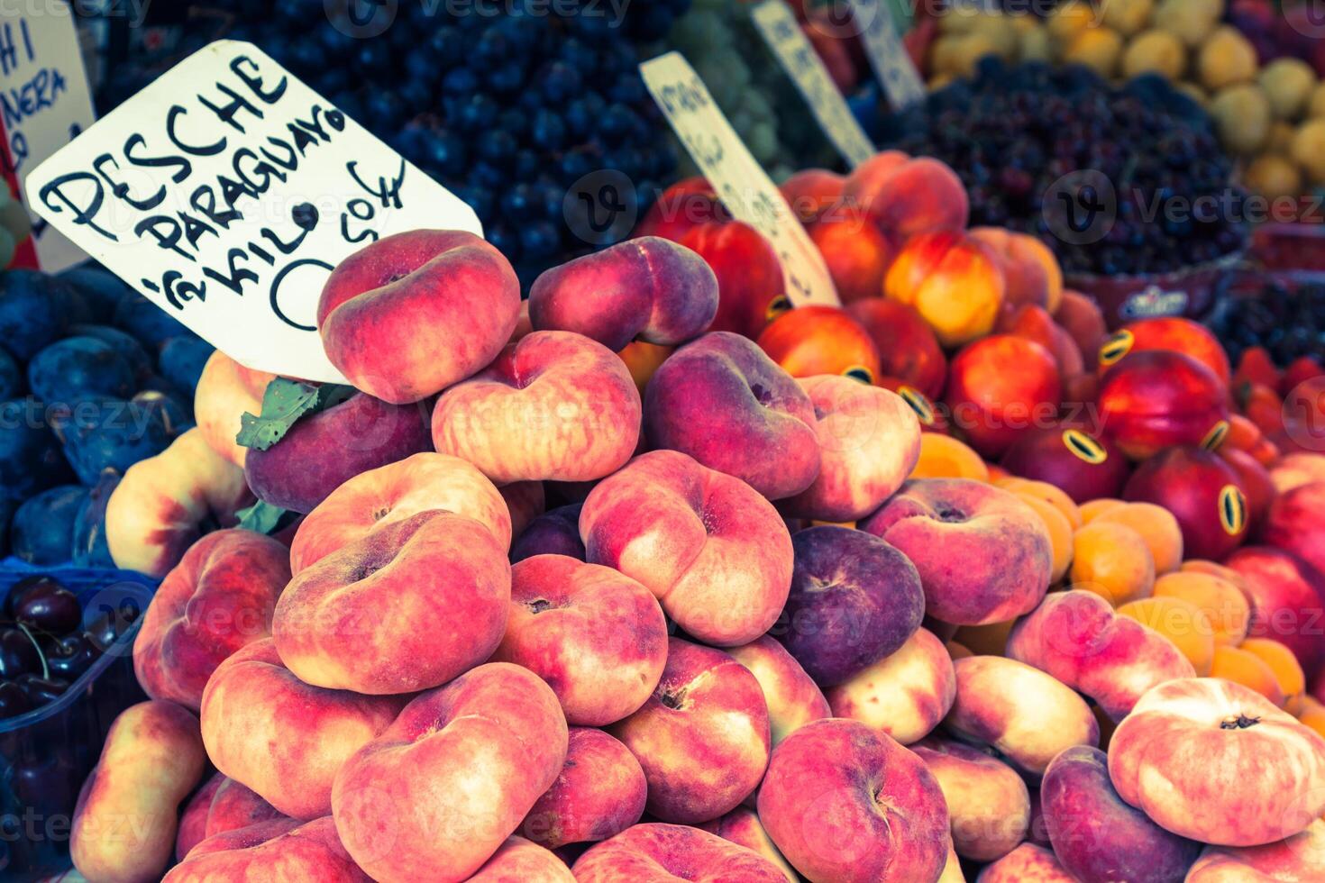 kleurrijk boodschappen marktplaats in Venetië, Italië. buitenshuis markt kraam met fruit en groenten. foto