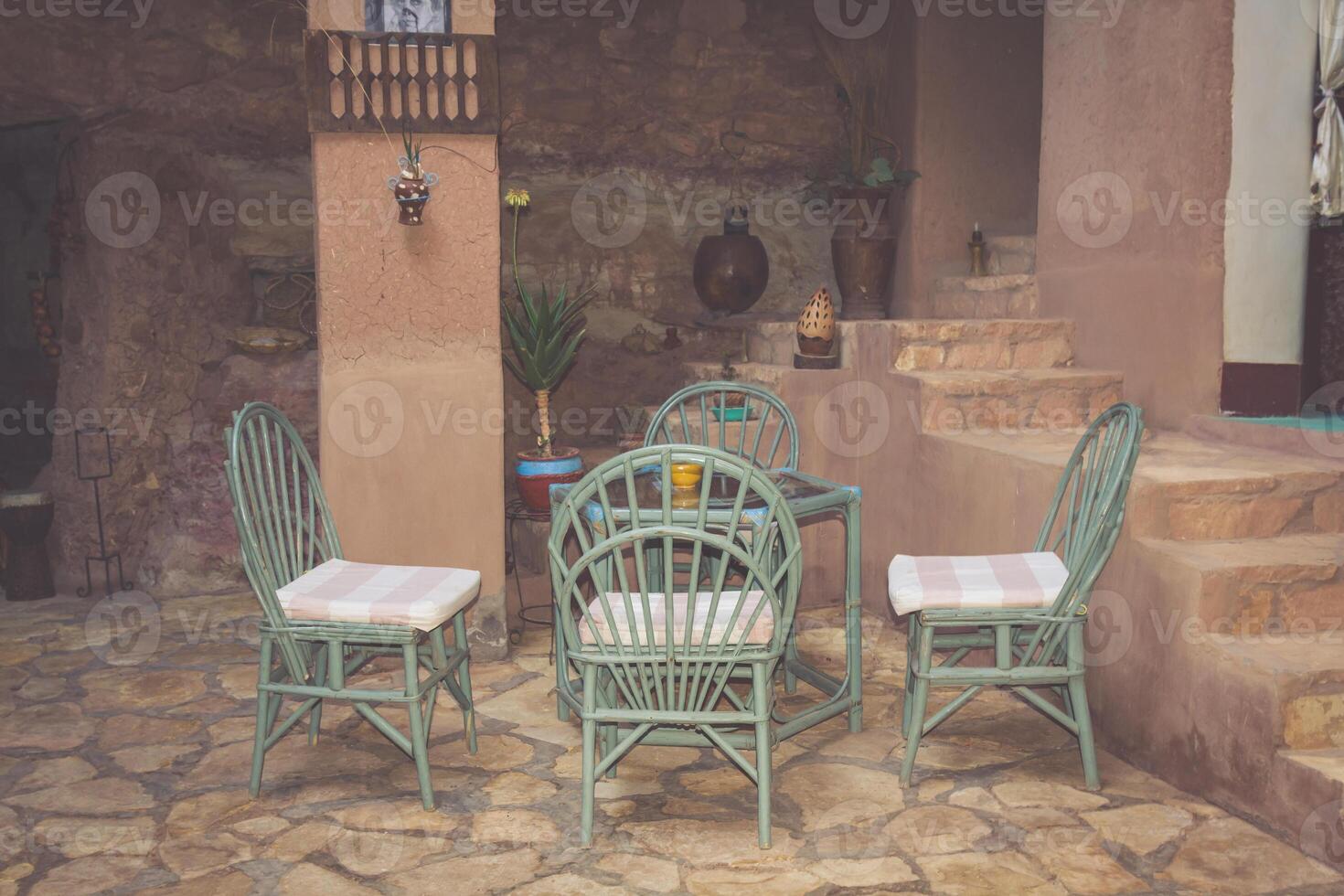 straat visie van een leeg koffie terras met tafels en stoelen in oud stad- van marrakech, Marokko. foto