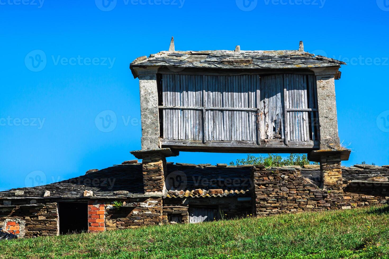 pravia, oud houten gebouw gebruikt net zo schuur. Asturië, Spanje foto