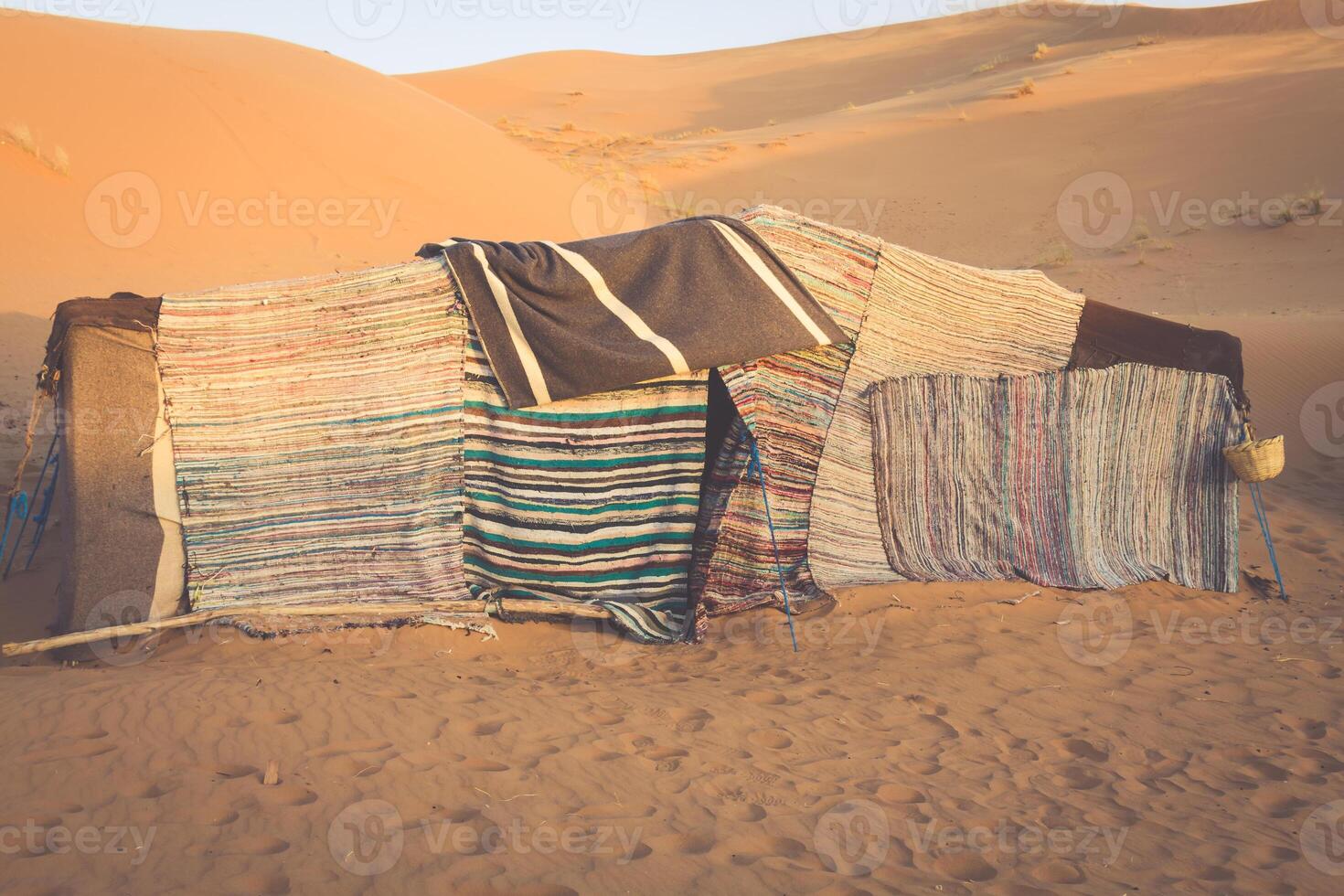 tent kamp voor toeristen in zand duinen van erg chebbi Bij ochtendgloren, Marokko foto