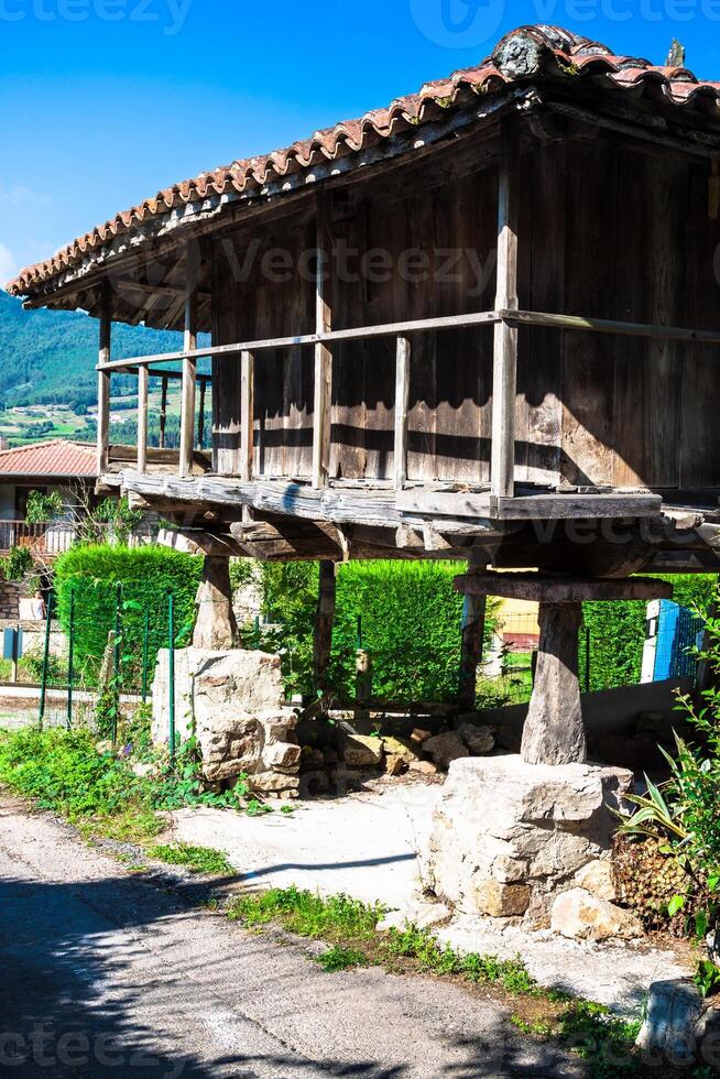 pravia, oud houten gebouw gebruikt net zo schuur. Asturië, Spanje foto