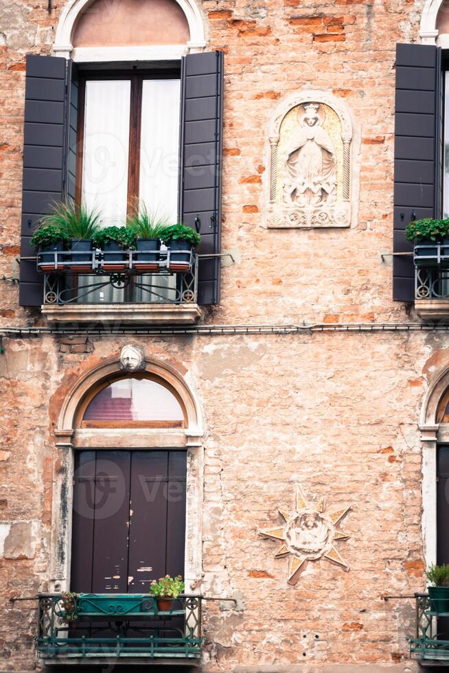 gevels van huizen Aan een straat in Venetië, Italië foto