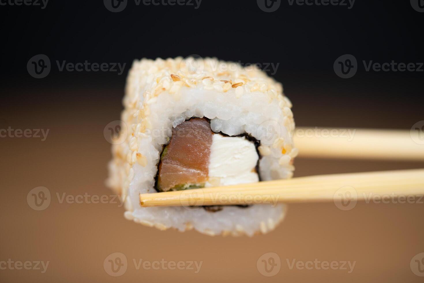 heerlijk traditioneel Japans sushi en broodjes Aan een bord Holding eetstokjes foto