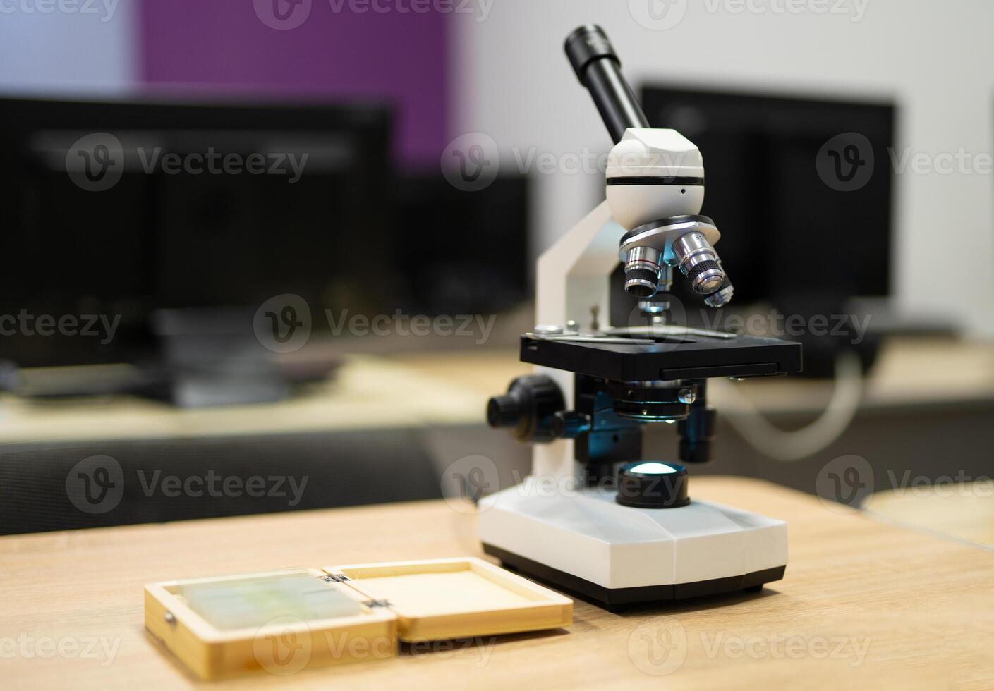 professioneel microscoop in een school- laboratorium voor de studie van cellen en bacterie foto