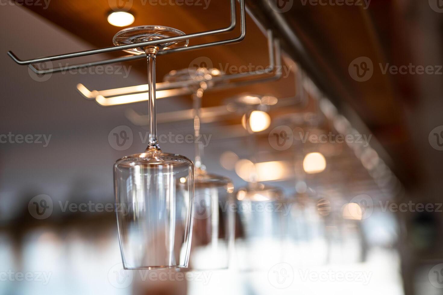 leeg schoon glas bril voor alcoholisch drankjes in een restaurant Aan een bar teller foto