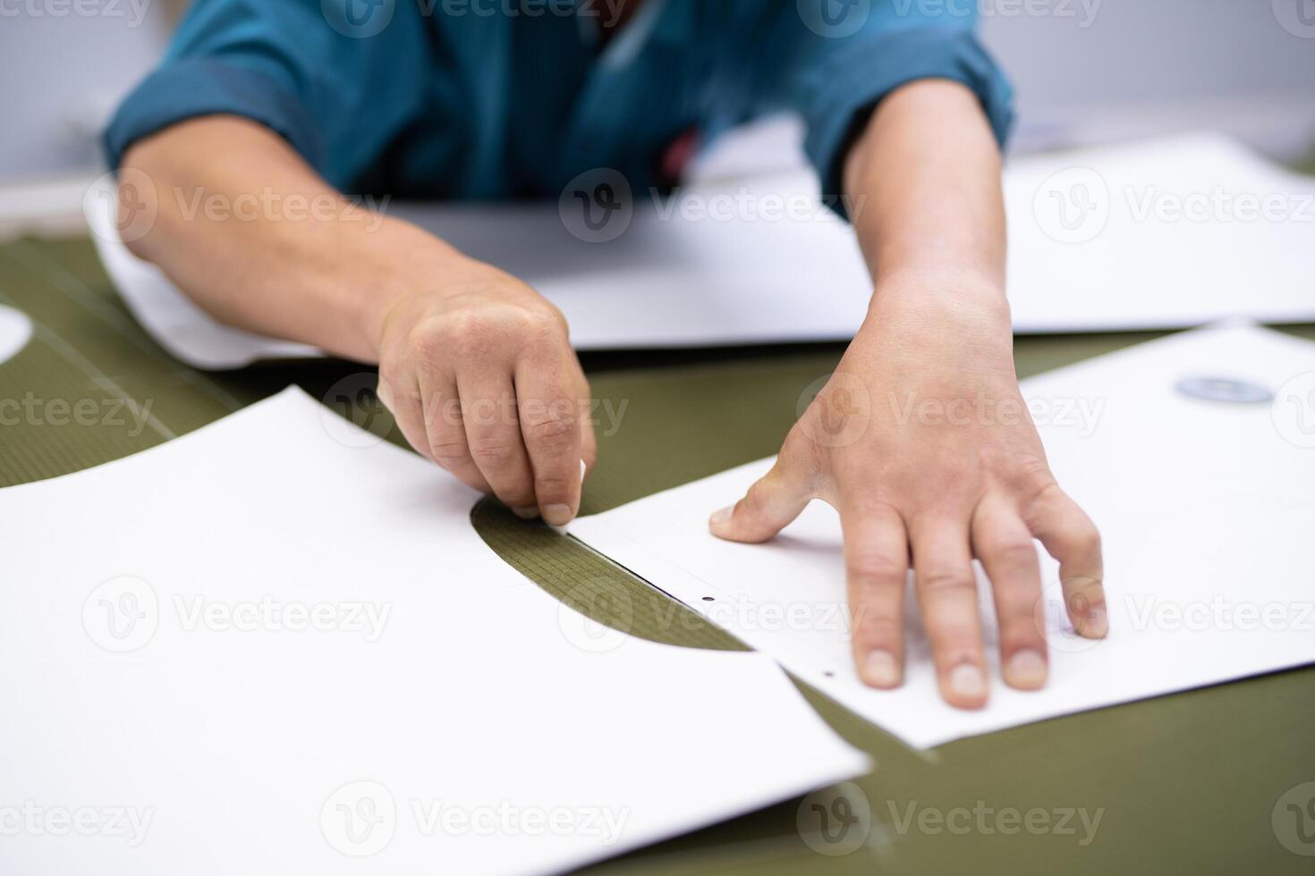 snijdend van stoffen besnoeiing in productie voor naaien kleren foto