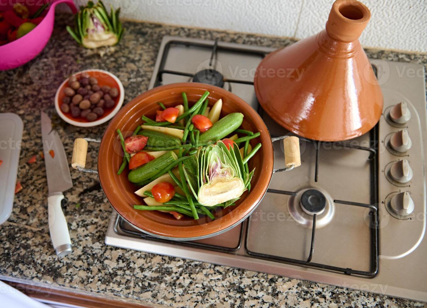 visie van bovenstaand van een heerlijk vegetarisch maaltijd van gezond biologisch groenten gestoomd in klei schotel - Marokkaans tajine foto