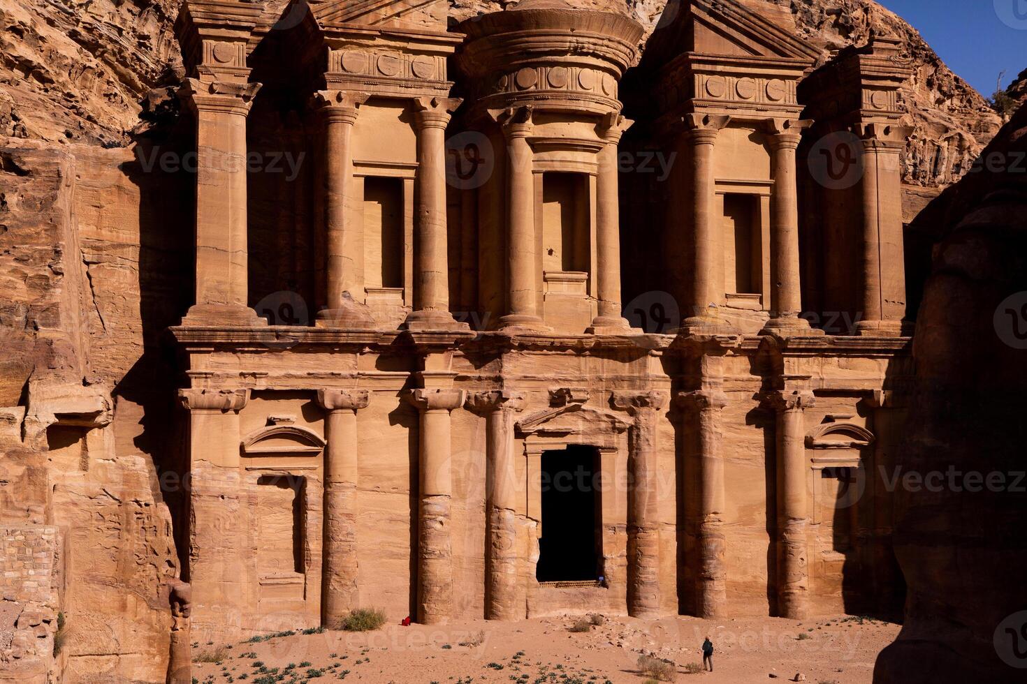 schoonheid van rotsen en oude architectuur in petra, Jordanië. oude tempel in petra, Jordanië. foto