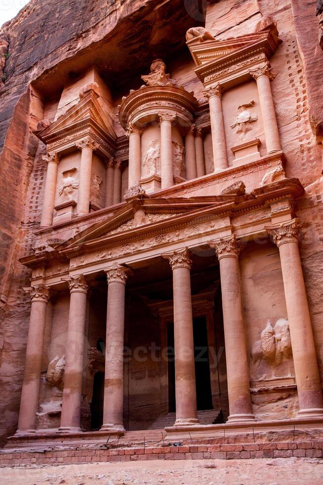 schoonheid van rotsen en oude architectuur in petra, Jordanië. oude tempel in petra, Jordanië. foto