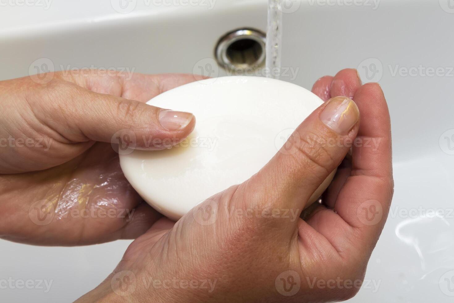 African American vrouw handen wassen, geïsoleerd op een witte achtergrond foto