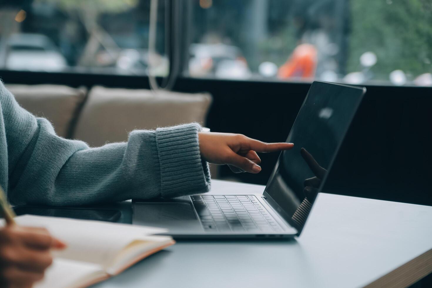 zelfverzekerd vrouw tolk vertalen document van buitenlands taal naar Engels gebruik pc app maken aantekeningen in papier kopiëren. professioneel jong vrouw editor correct fouten fouten in gedrukt artikel tekst foto