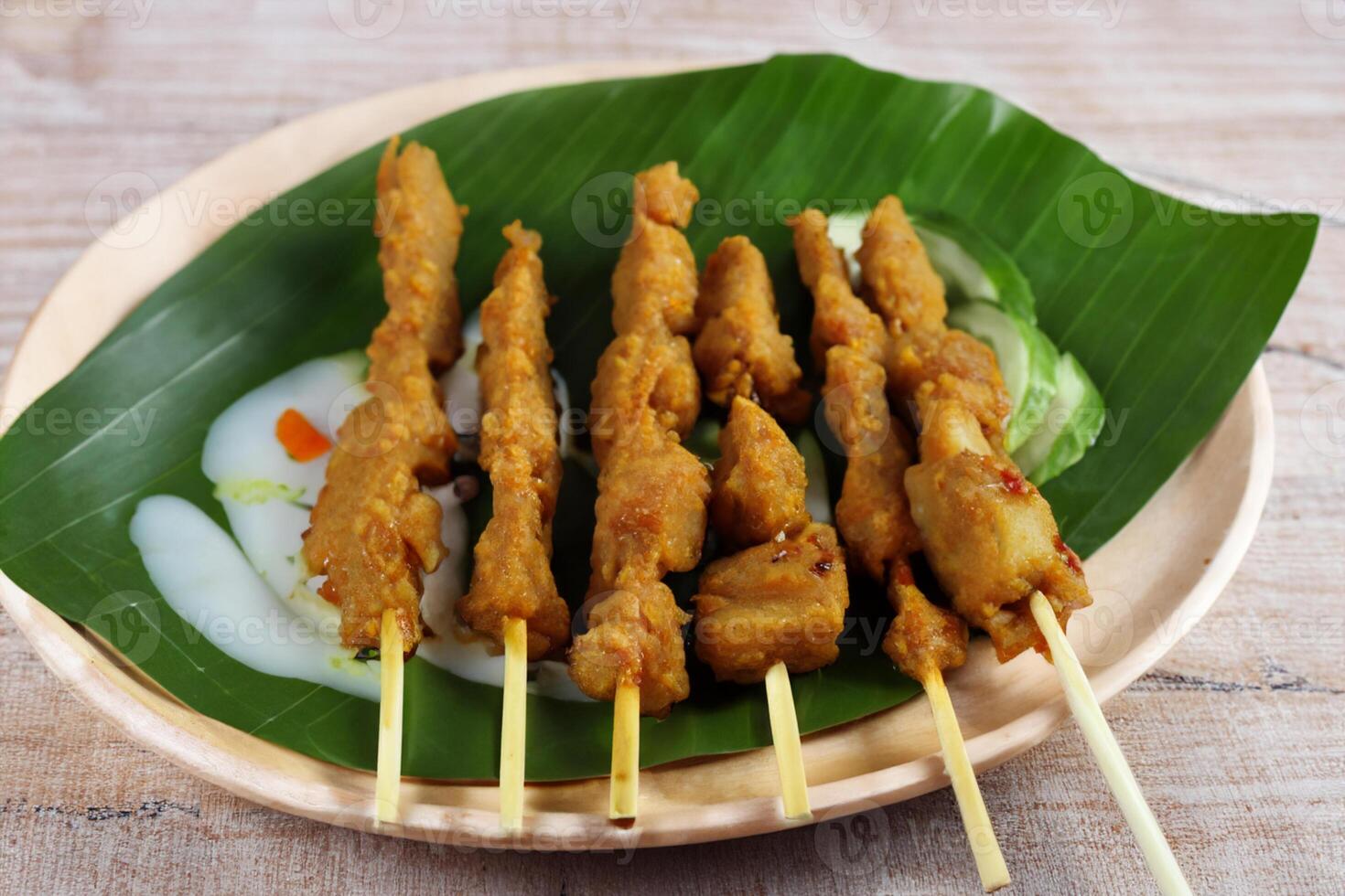 genieten in de schoonheid van mooi saté, waar spiesjes van gemarineerd genot zijn gegrild naar gouden perfectie, aanbieden een symfonie van smaak in elke beet, een culinaire kunstenaarstalent naar genieten foto