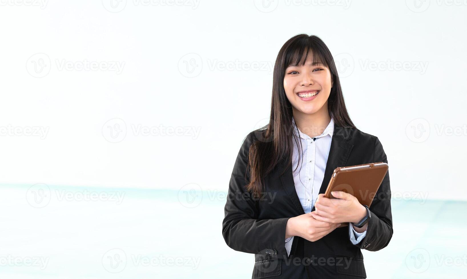 Aziatisch bedrijf vrouw Holding slim mobiel tablet in kantoor - jong glimlachen Chinese meisje klaar voor werken Aan digitaal afzet - technologie leertijd en ondernemerschap professioneel baan concept foto